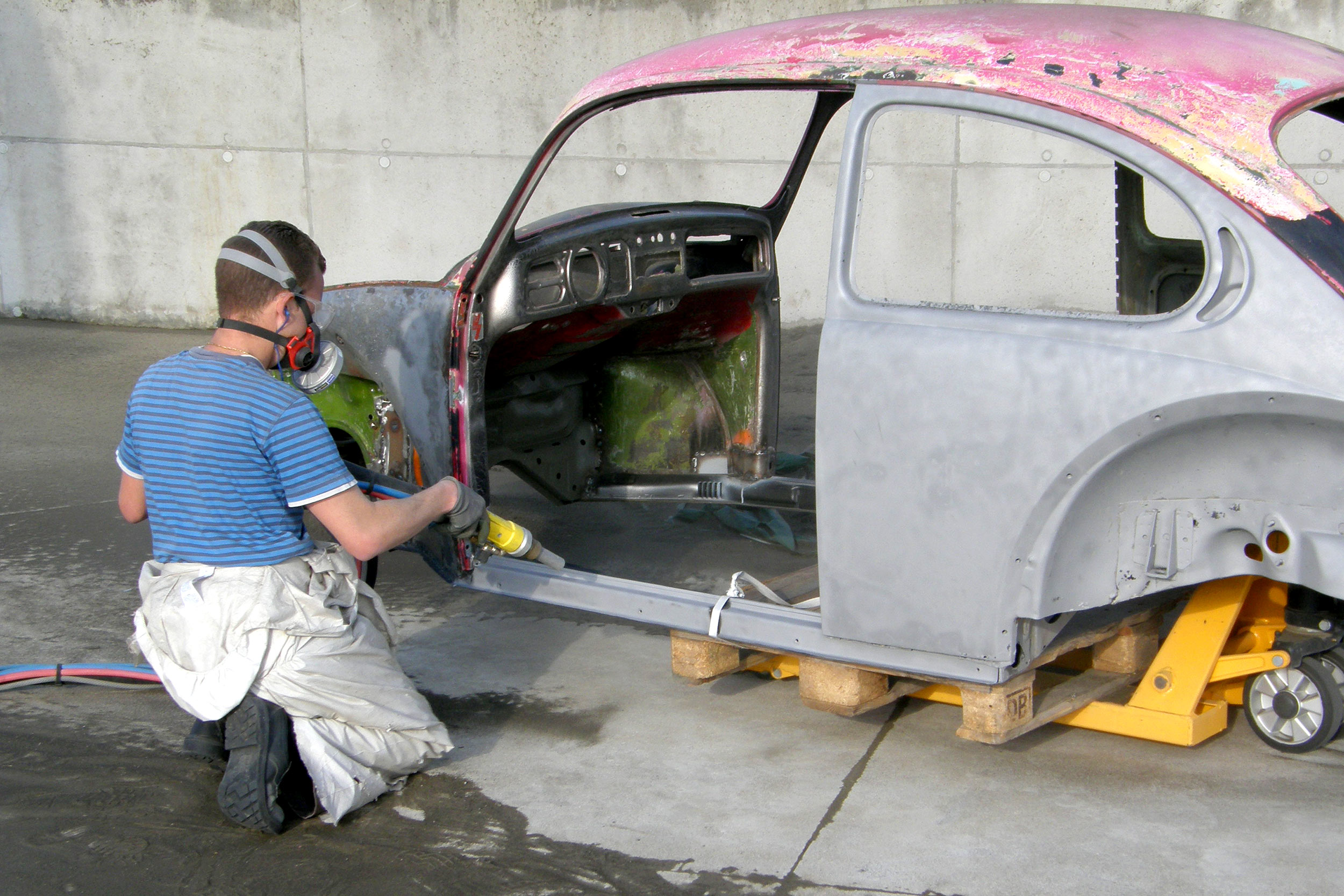 Carrosserie automobile décapée par aérogommage – AES Guidel