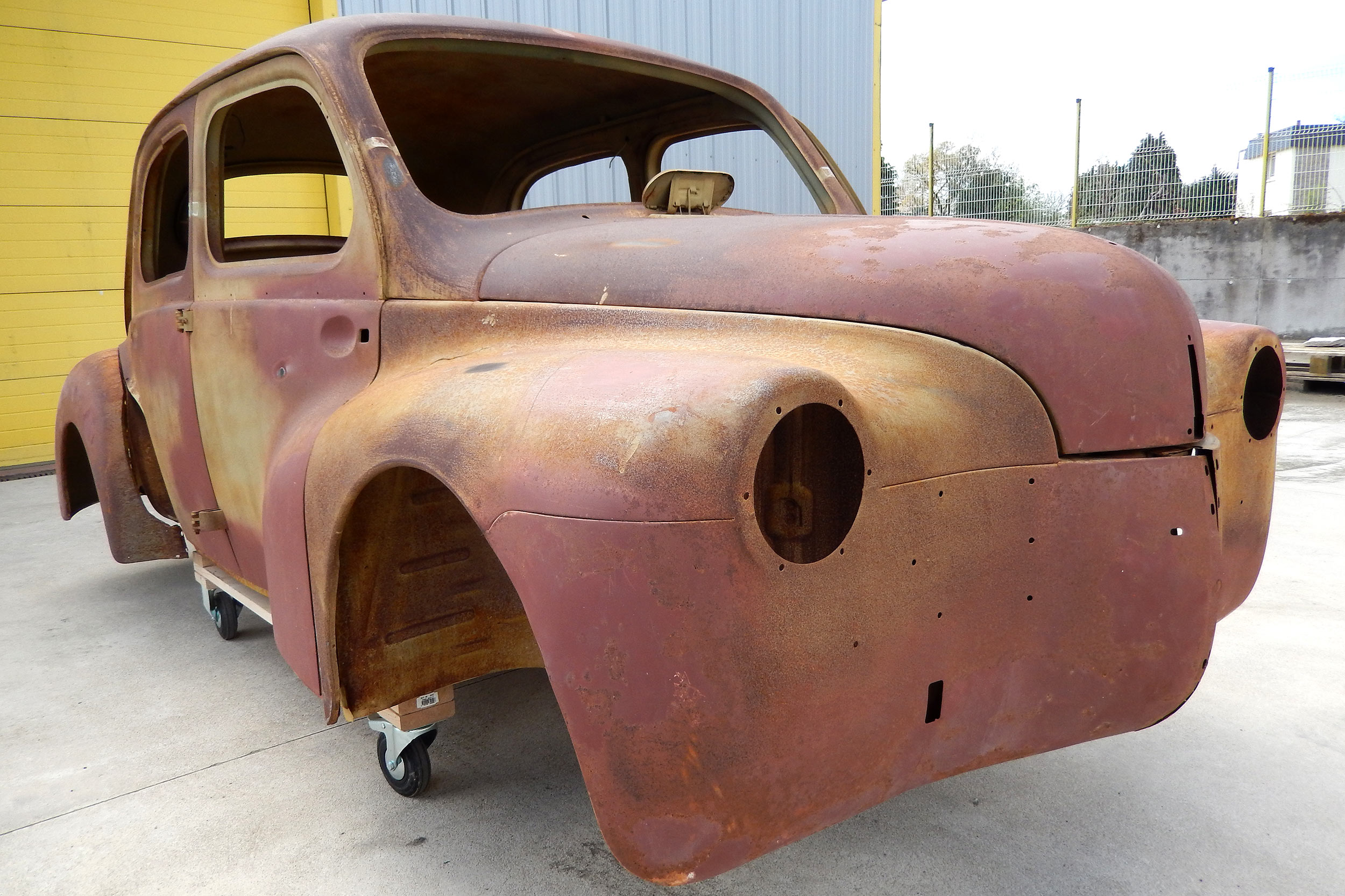 Carrosserie automobile décapée par aérogommage – AES Guidel