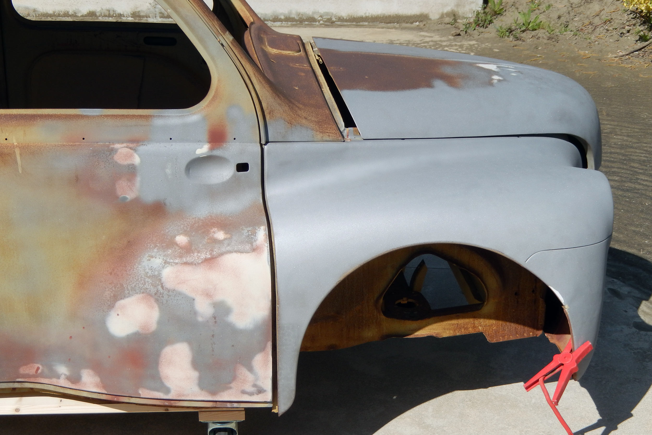 Carrosserie automobile décapée par aérogommage – AES Guidel