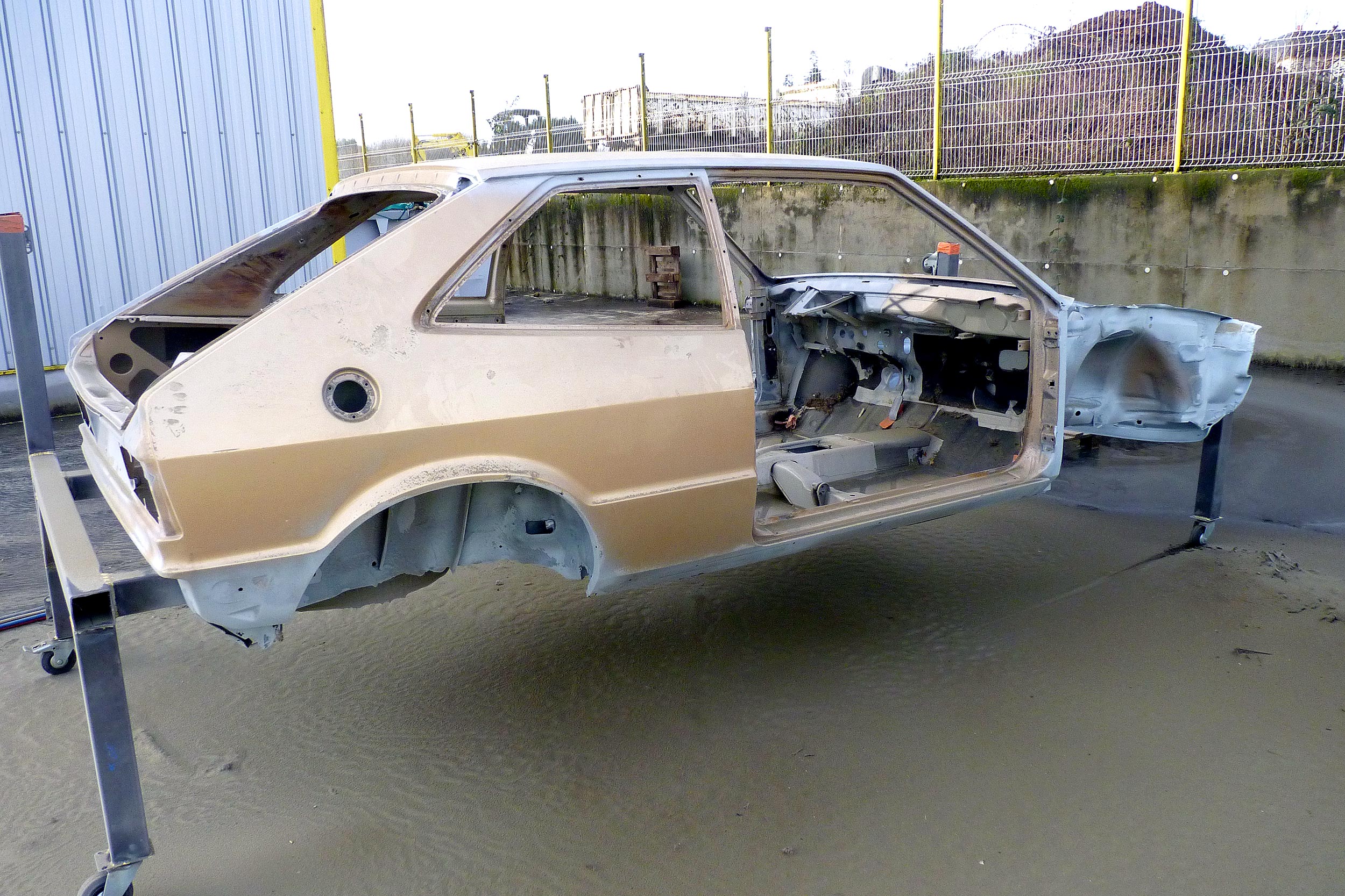 Carrosserie automobile décapée par aérogommage – AES Guidel