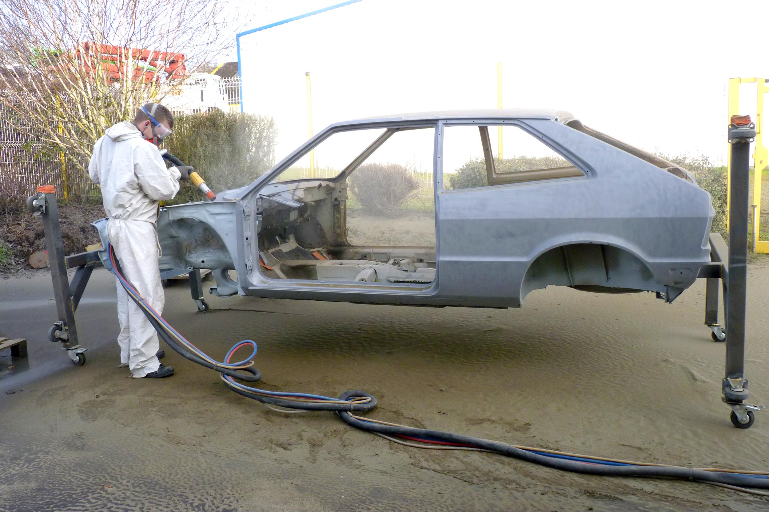 Carrosserie automobile décapée par aérogommage – AES Guidel